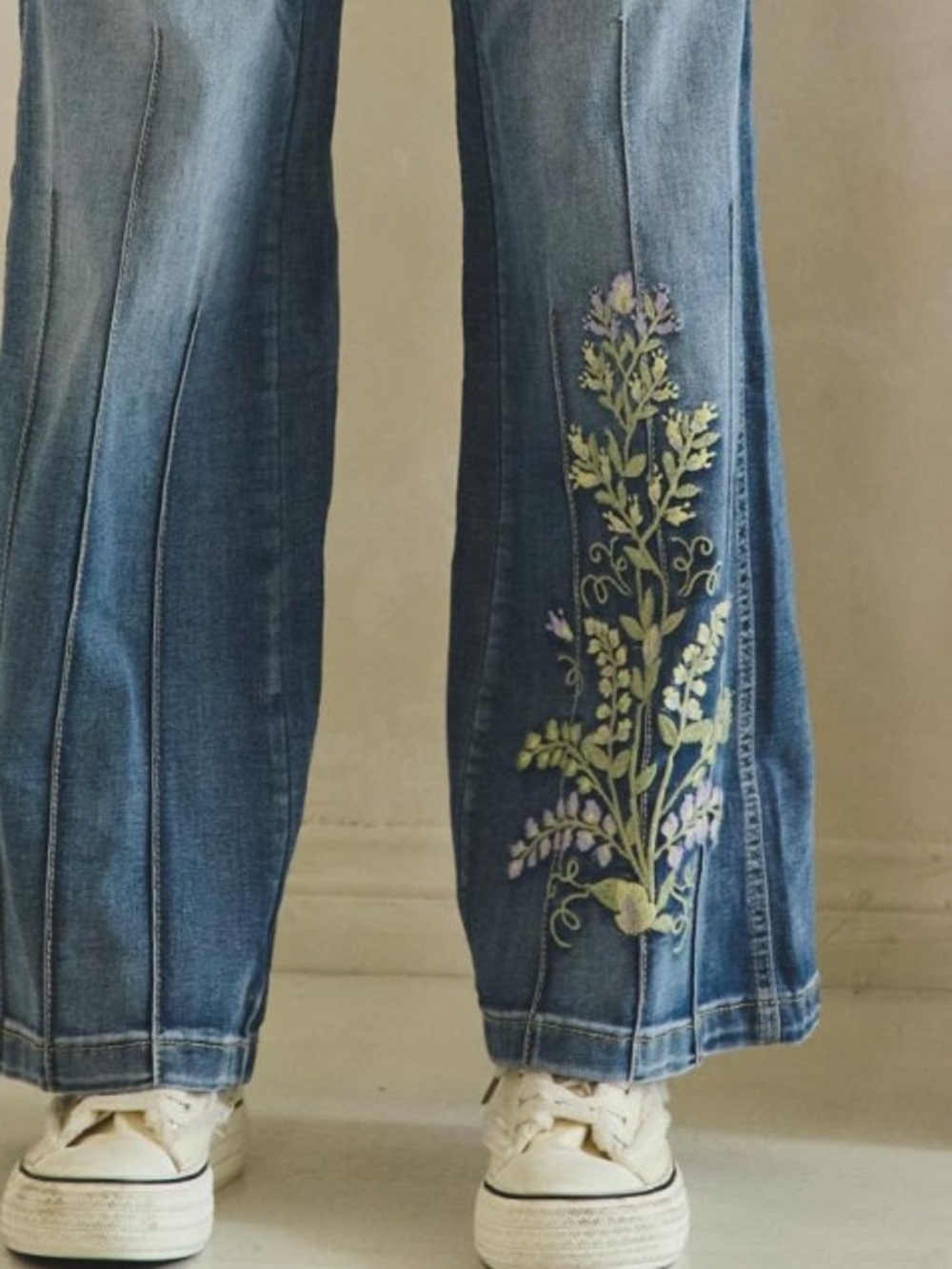 *NEW* Oli & Hali Medium Blue Wide-Leg Jeans with Floral Embroidery Sz Medium - Picture 3 of 4